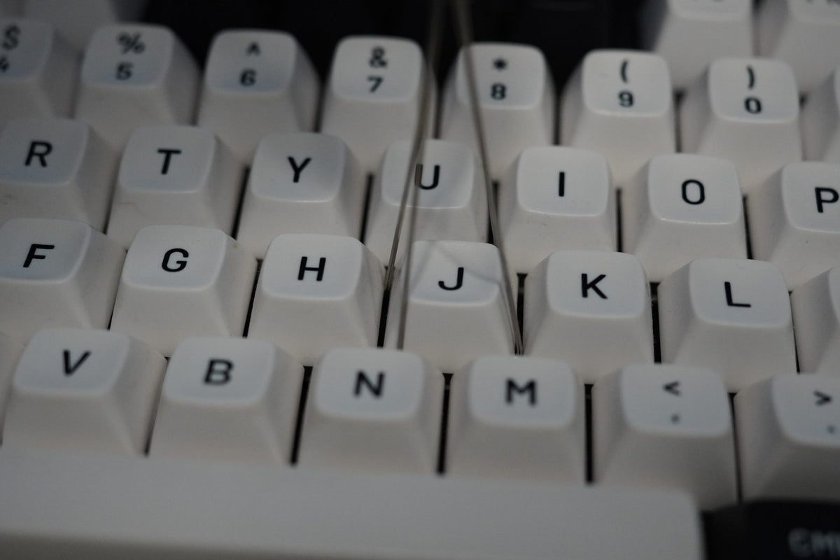 Lifting a keycap with the keycap puller