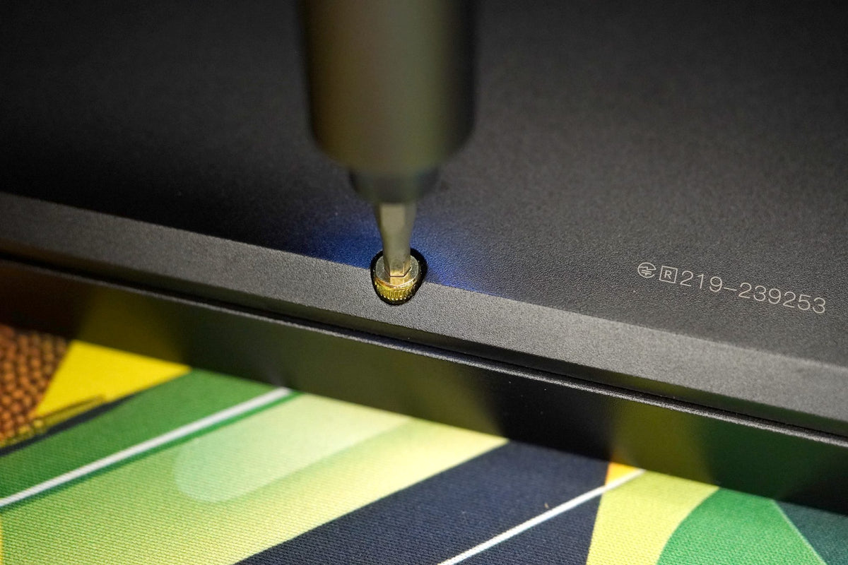 Undoing a case screw